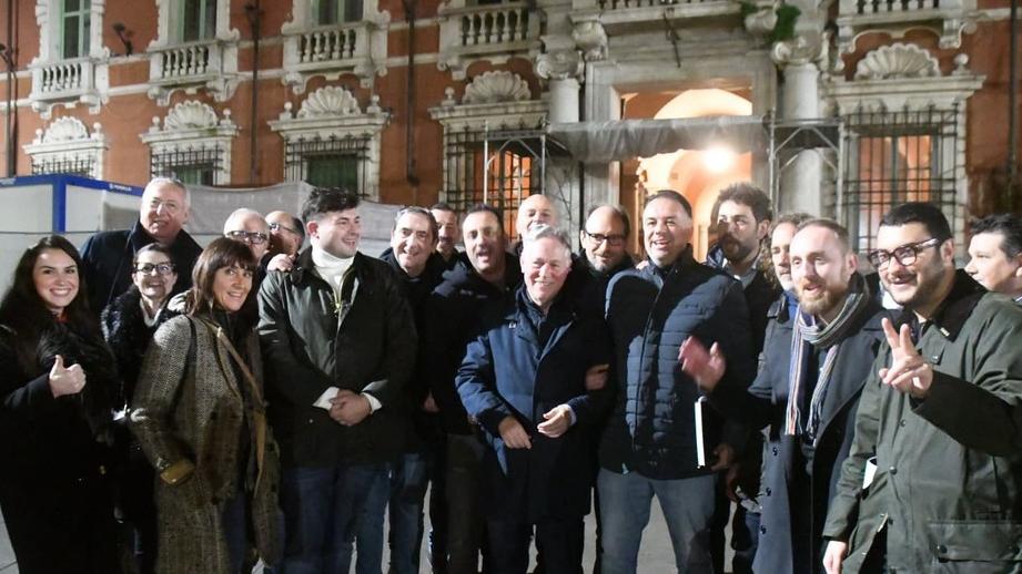 Al centro Valettini neo presidente della Provincia esulta con il centrodestra che lo ha sostenuto (foto Cuffaro)