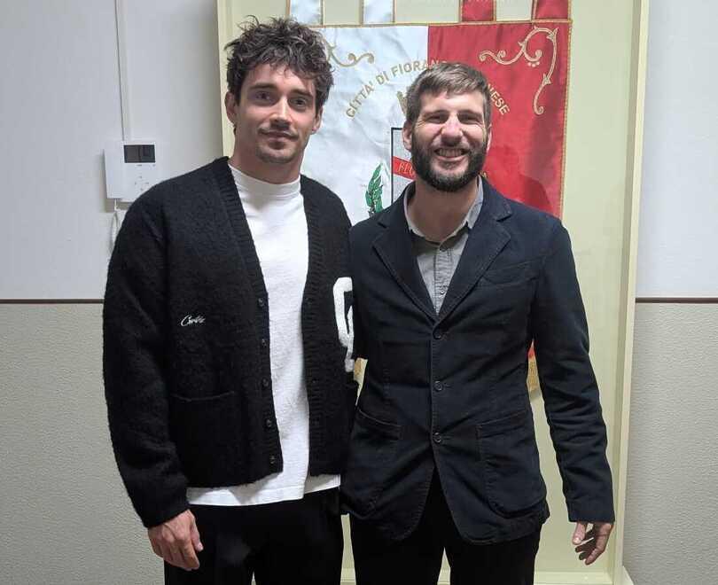 Charles Leclerc in municipio a Fiorano tra Ferrari, aceto balsamico e chiacchiere