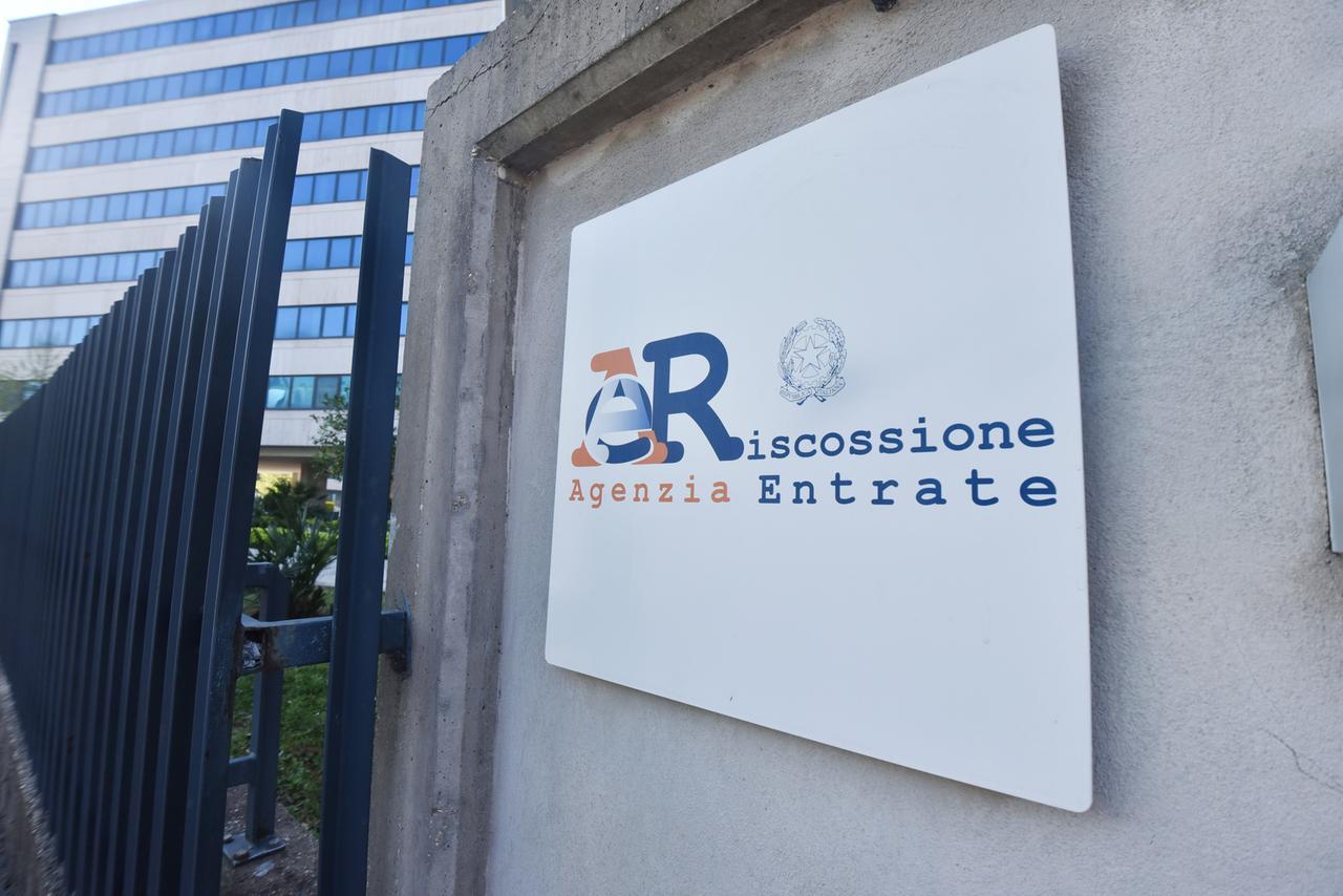 Indagini dell’Agenzia delle entrate sui bonifici ai familiari: come non rischiare problemi col Fisco