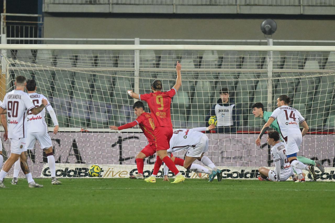 La Reggiana si traveste da Babbo Natale e regala punti al fanalino di coda. Sconfitta 2-1 a Pescara