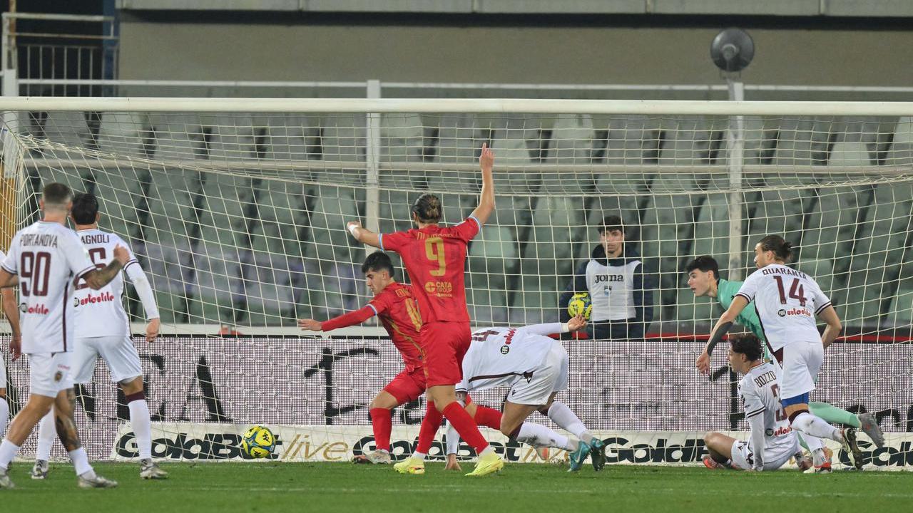 La Reggiana si traveste da Babbo Natale e regala punti al fanalino di coda. Sconfitta 2-1 a Pescara