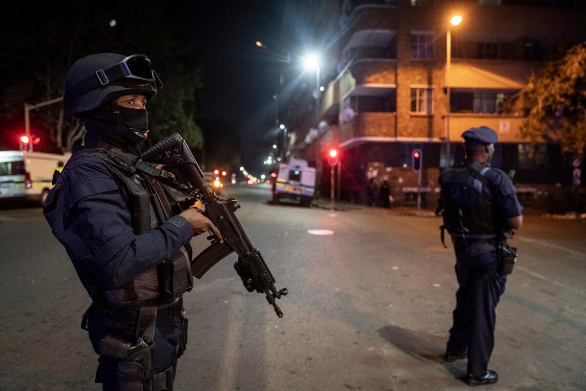 
	Agenti di polizia in Sudafrica in una foto d&rsquo;archivio (foto Lapresse-&nbsp;AP/Shiraaz Mohamed)

