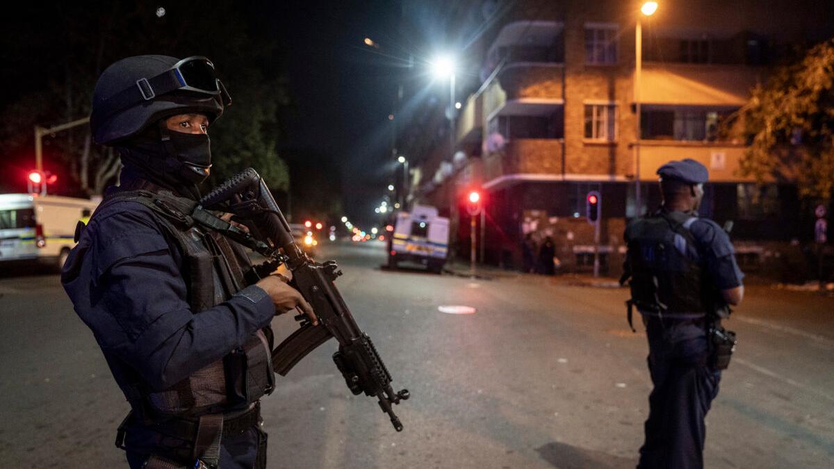 Agenti di polizia in Sudafrica in una foto d’archivio (foto Lapresse- AP/Shiraaz Mohamed)