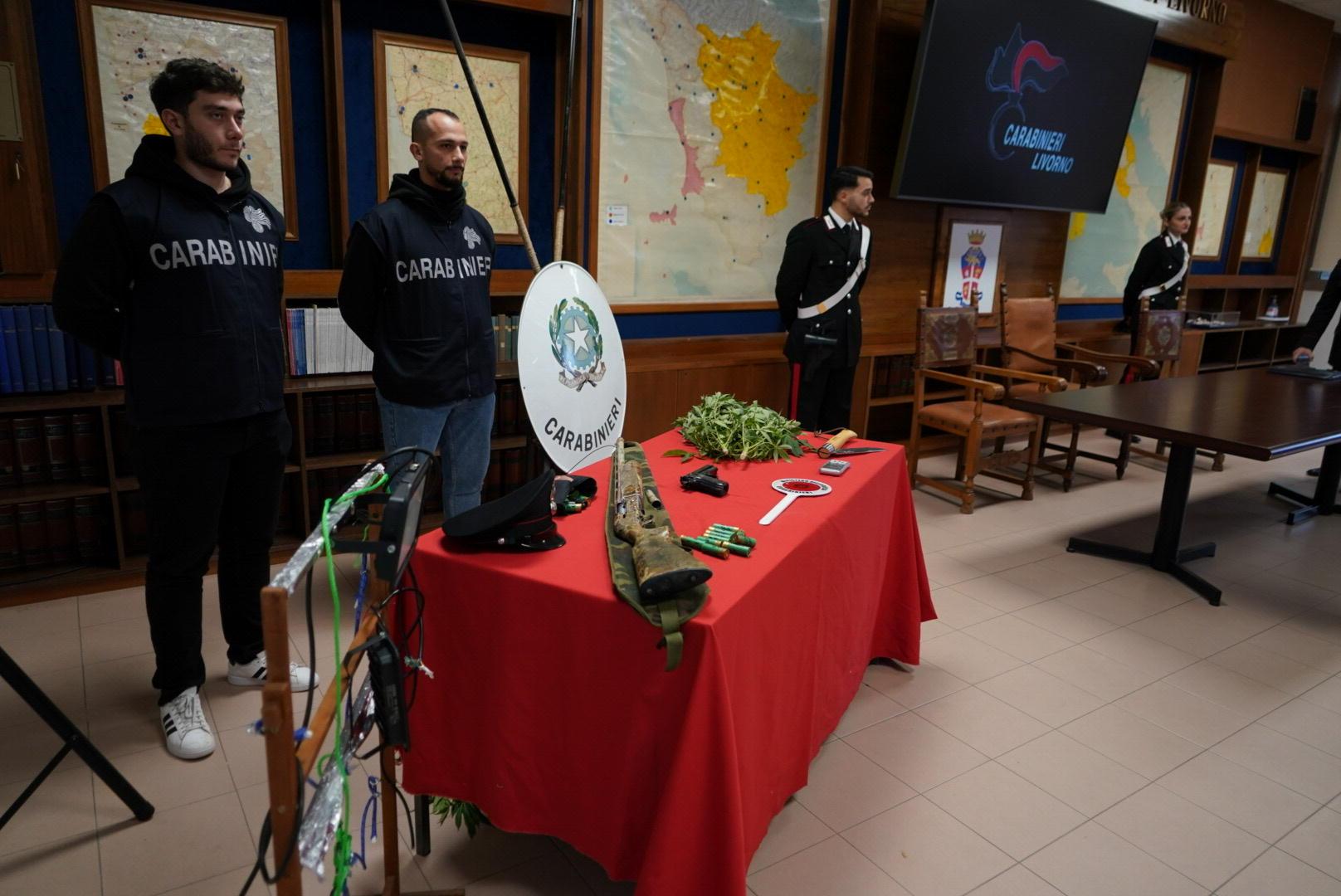 Parte del sequestro messo a segno dall'Arma (foto Stick)