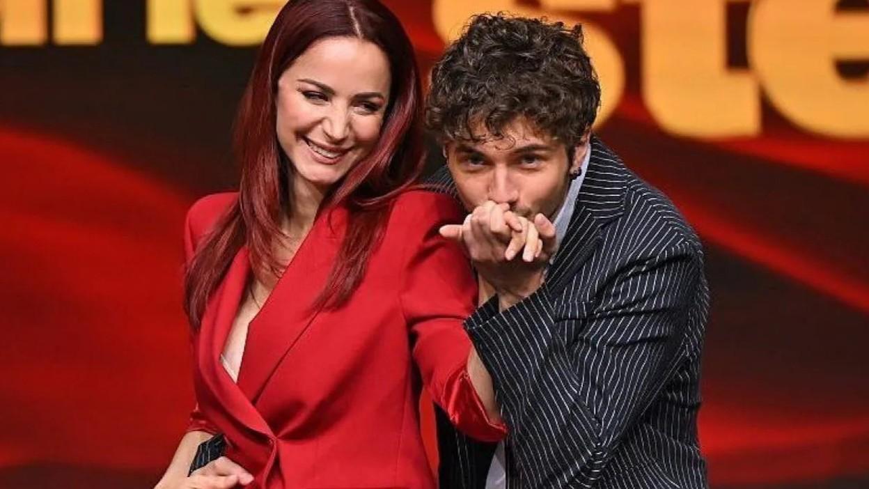 Andrea Delogu trionfa a Ballando con le stelle: la dedica alla famiglia e al fratello Evan