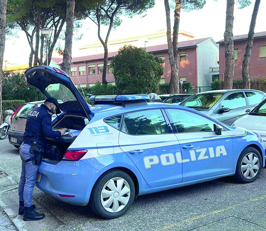 
	Un agente delle volanti durante un intervento di soccorso (foto d&rsquo;archivio)

