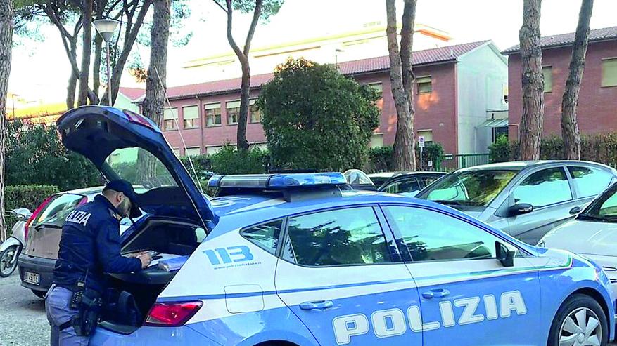 Un agente delle volanti durante un intervento di soccorso (foto d’archivio)