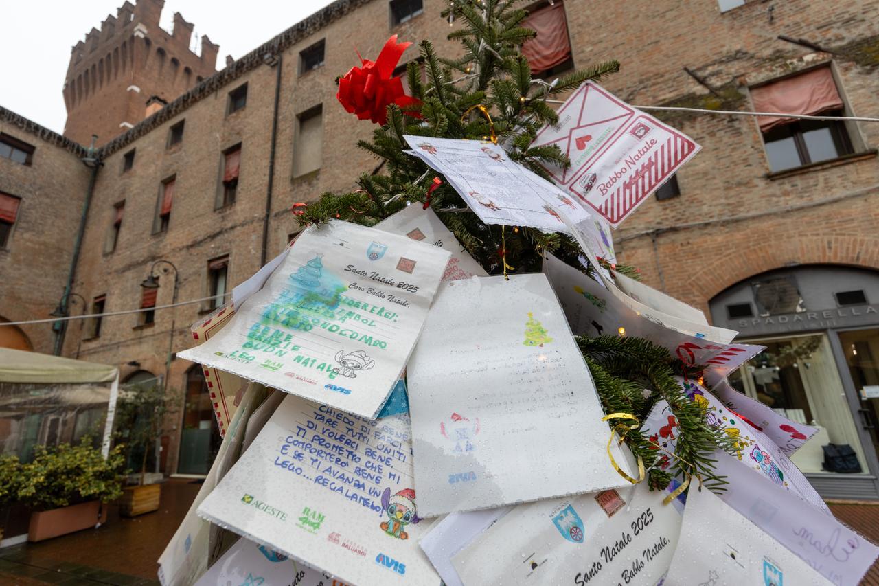 Le letterine addobbano l’albero di Natale in piazza del Municipio a Ferrara