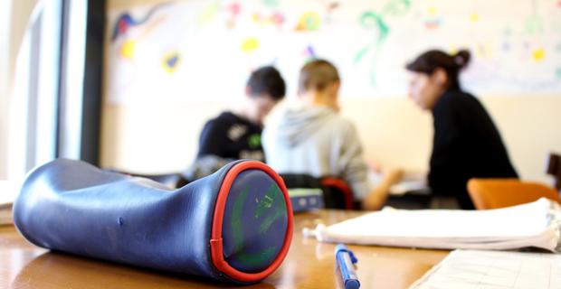 Disagi per uno studente sordo: il Comune garantisce assistenza solo per nove ore, per il resto della lezione è isolato