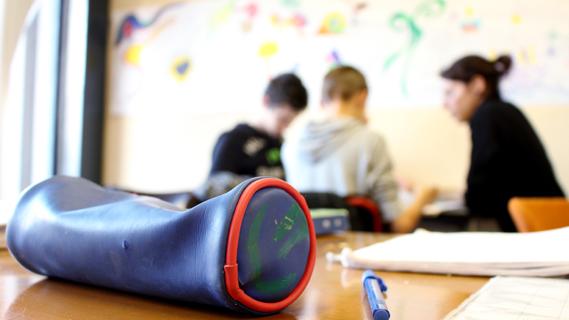 Disagi per uno studente sordo: il Comune garantisce assistenza solo per nove ore, per il resto della lezione è isolato