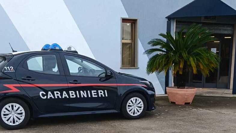 La pattuglia dei carabinieri davanti all’ingresso della ditta Giusti & Niccolai