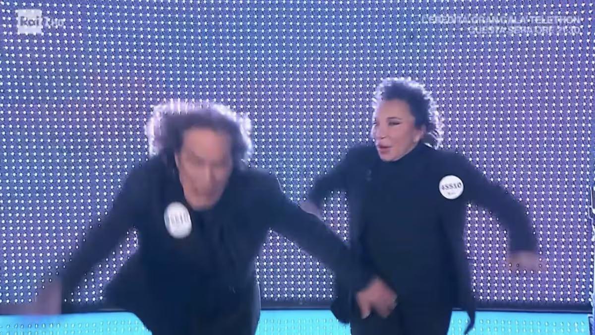 I Ricchi e Poveri a Domenica In: entrano nello studio e cadono – VIDEO