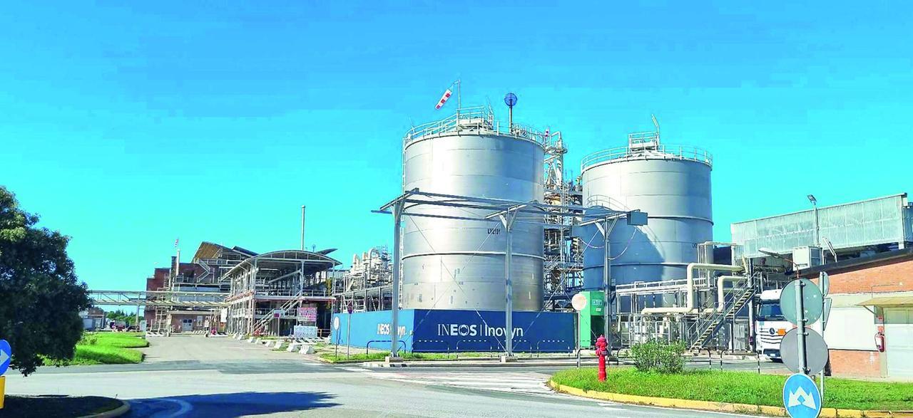 
	Uno degli stabilimenti Ineos nel parco industriale di Rosignano

