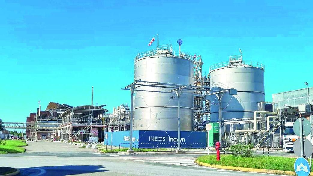 Uno degli stabilimenti Ineos nel parco industriale di Rosignano