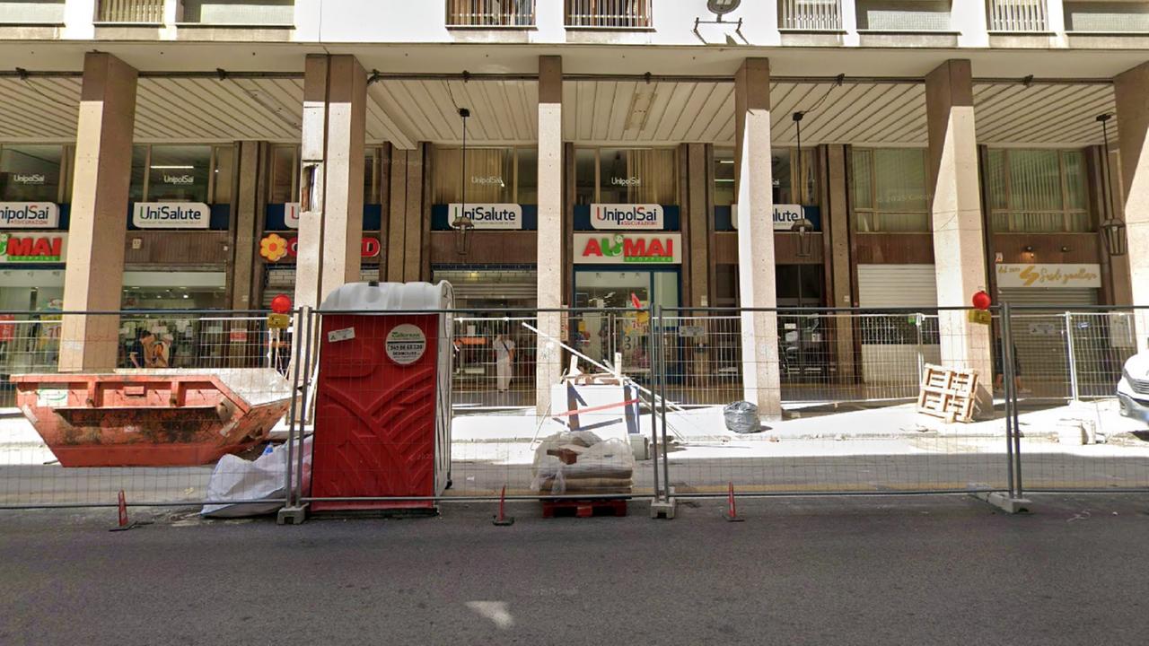 Il grande magazzino cinese "Aumai" di via Grande (foto d'archivio)