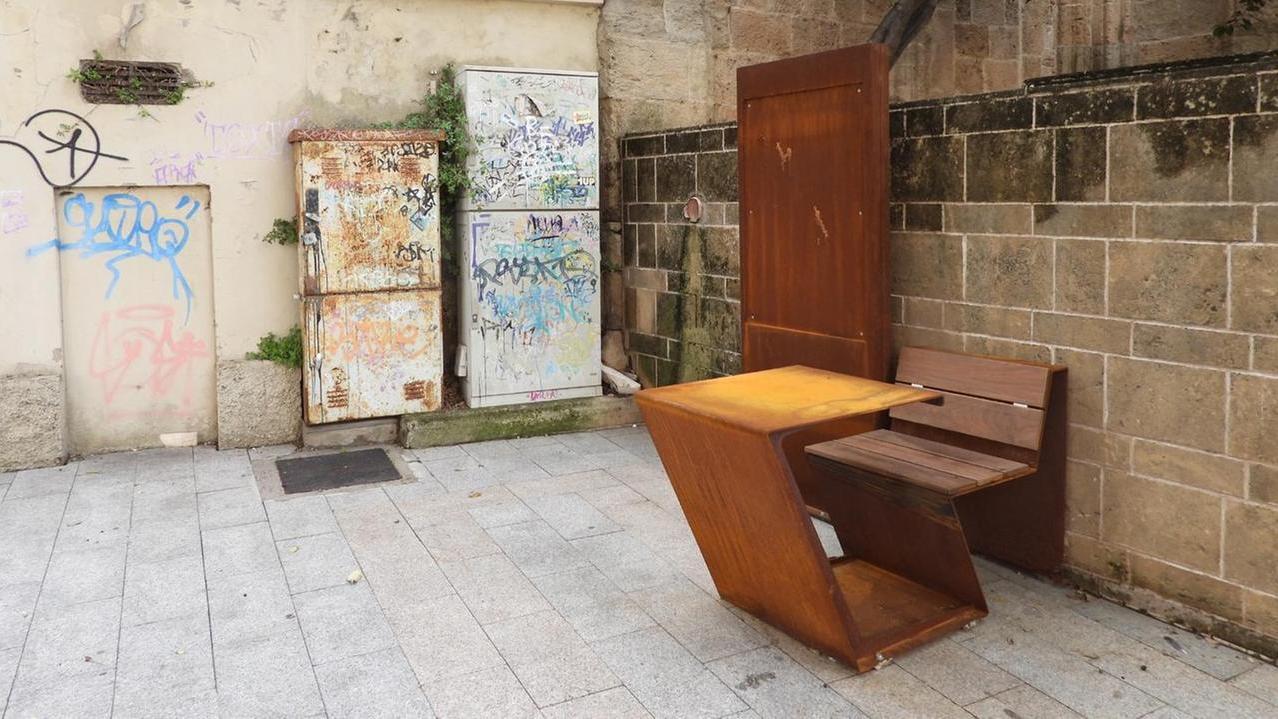 La Soprintendenza ordina: «Via le nuove panchine e i totem marroni dal centro storico»