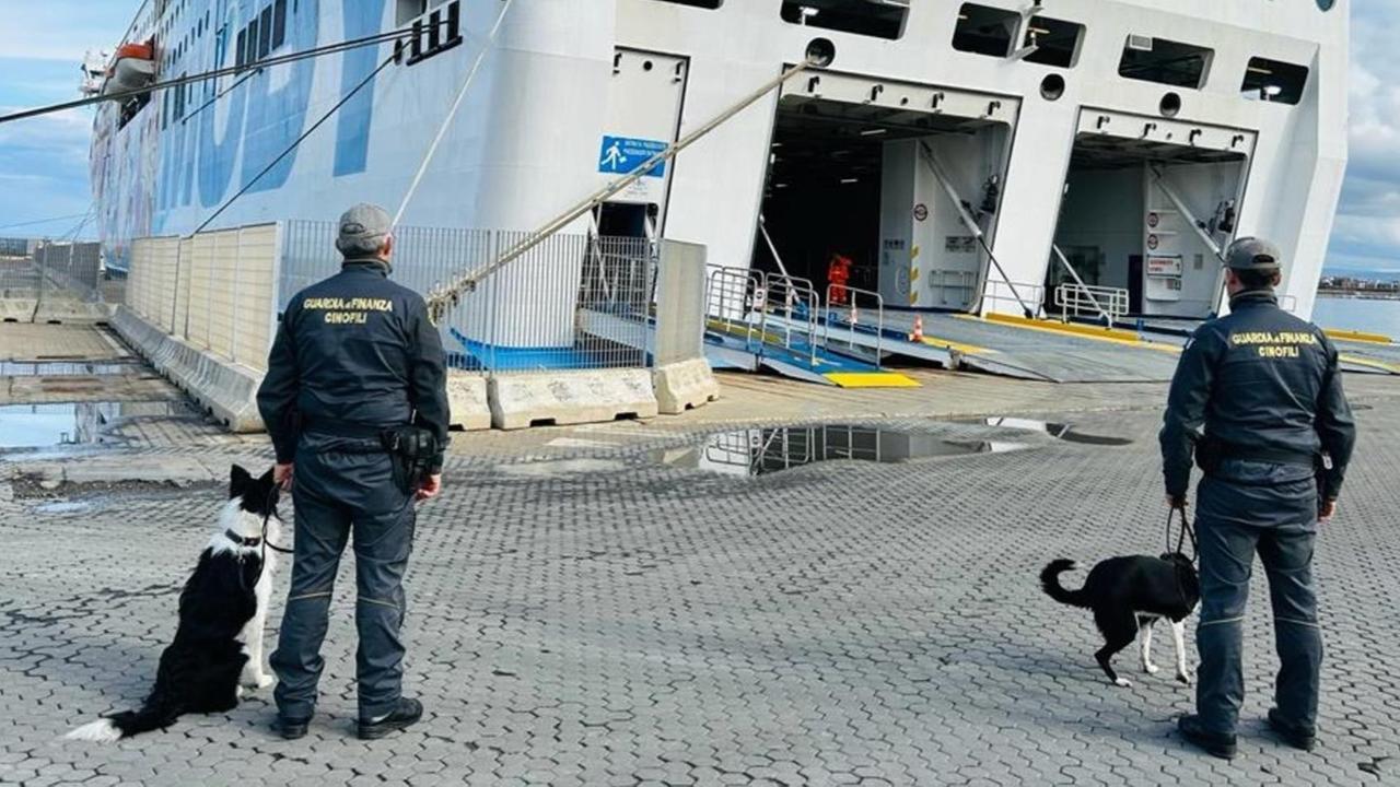 Sbarca dal traghetto con quattro chili di cocaina: in carcere una turista spagnola