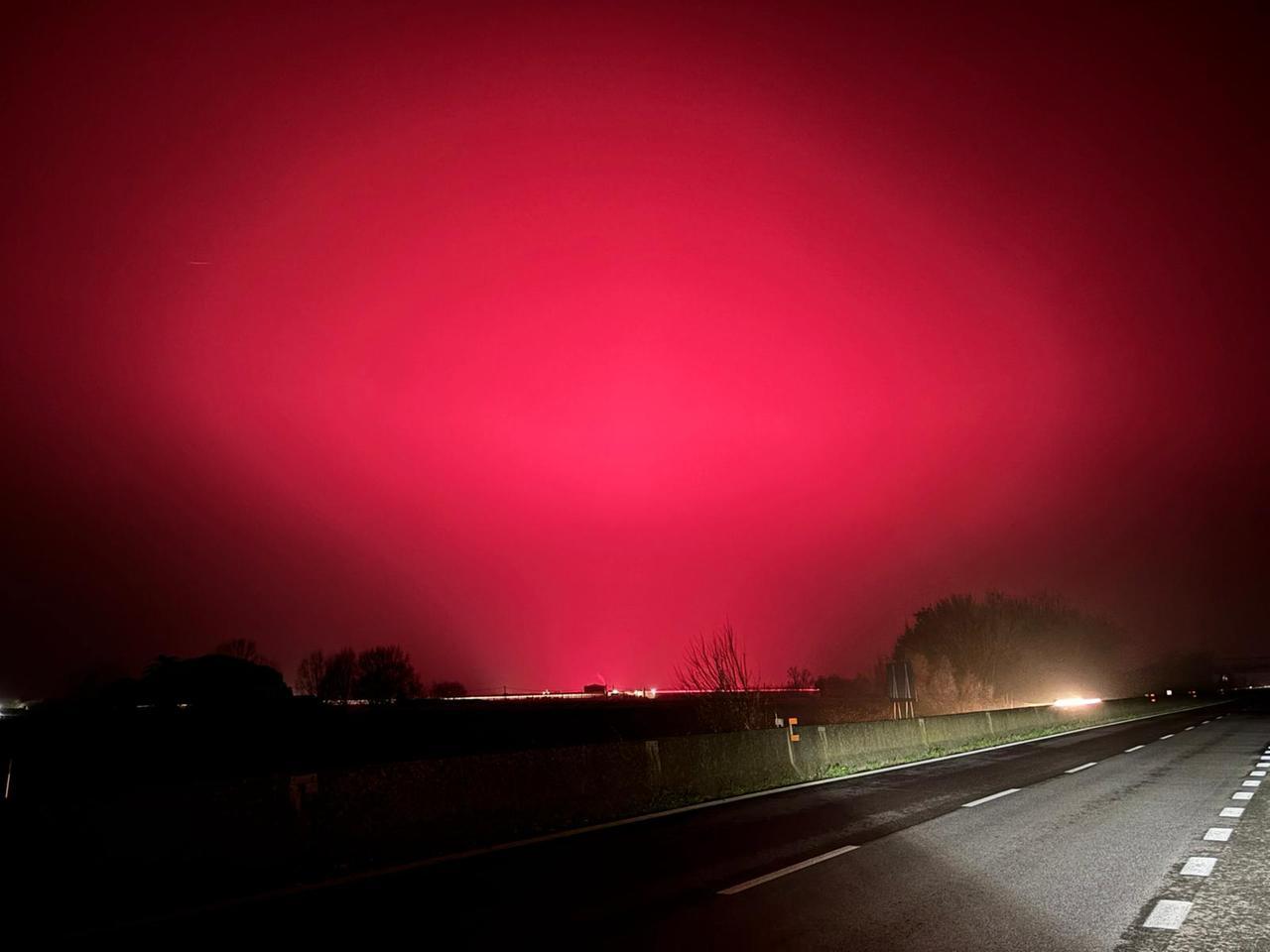 Cielo rosa fucsia in provincia di Ferrara, dove si vede e perché