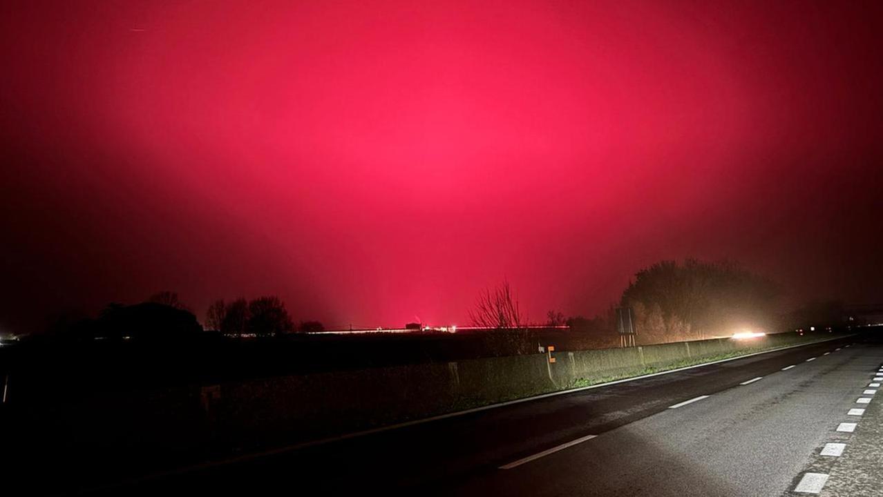 Cielo rosa fucsia in provincia di Ferrara, dove si vede e perché