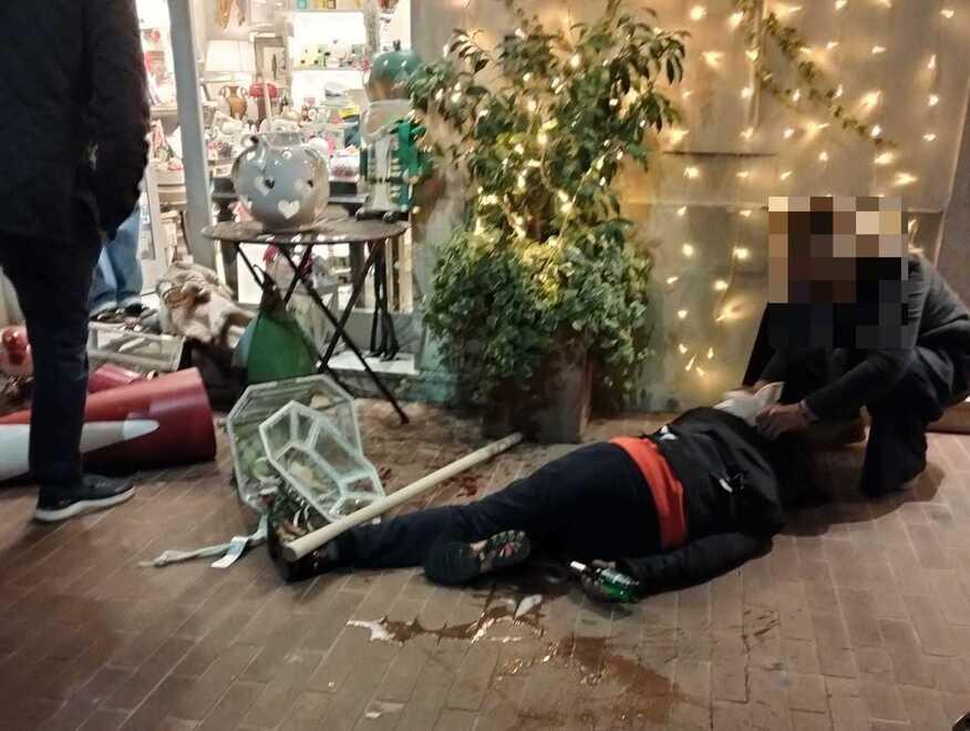 Montecatini, accoltellato e preso a sprangate davanti alle vetrine dei negozi