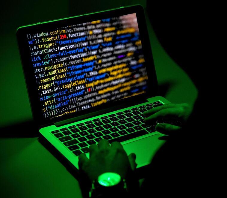 Dati personali rubati e utilizzati per aprire una società farlocca: così l’impiegato era diventato amministratore (senza saperlo). Il caso in Toscana