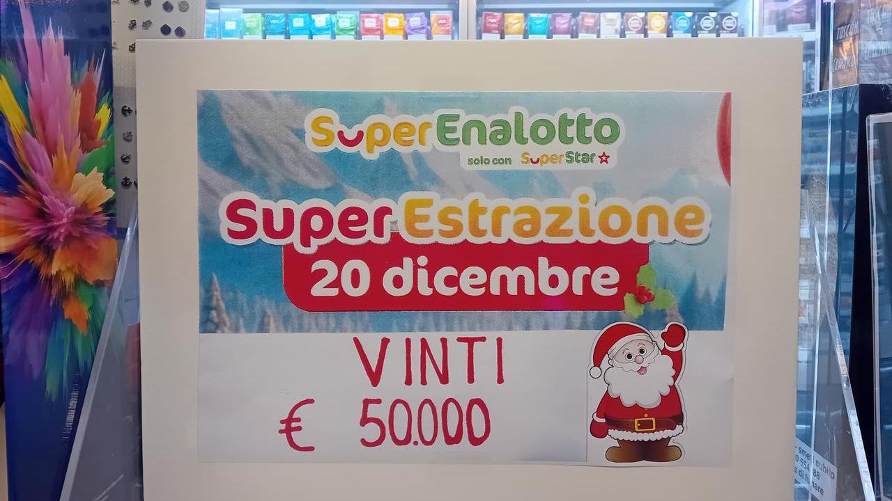 Il cartello della vincita al Superenalotto