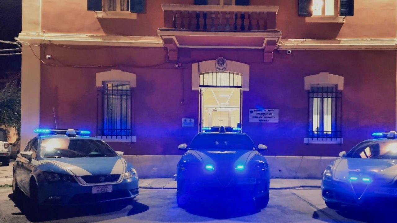 Due volanti davanti alla sede della polizia di Stato di Piombino (foto d’archivio)