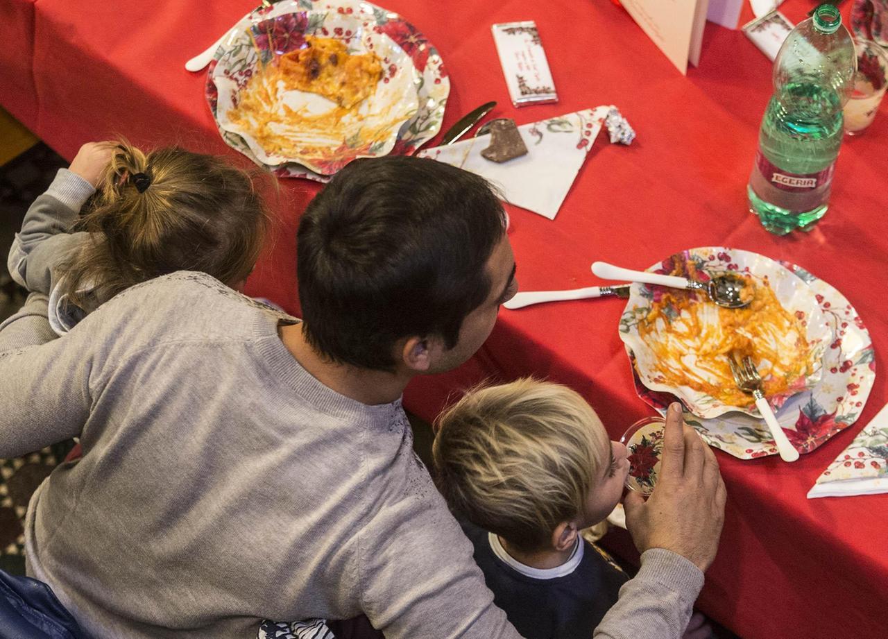 La Comunità di Sant’Egidio prepara il pranzo di Natale per i meno fortunati