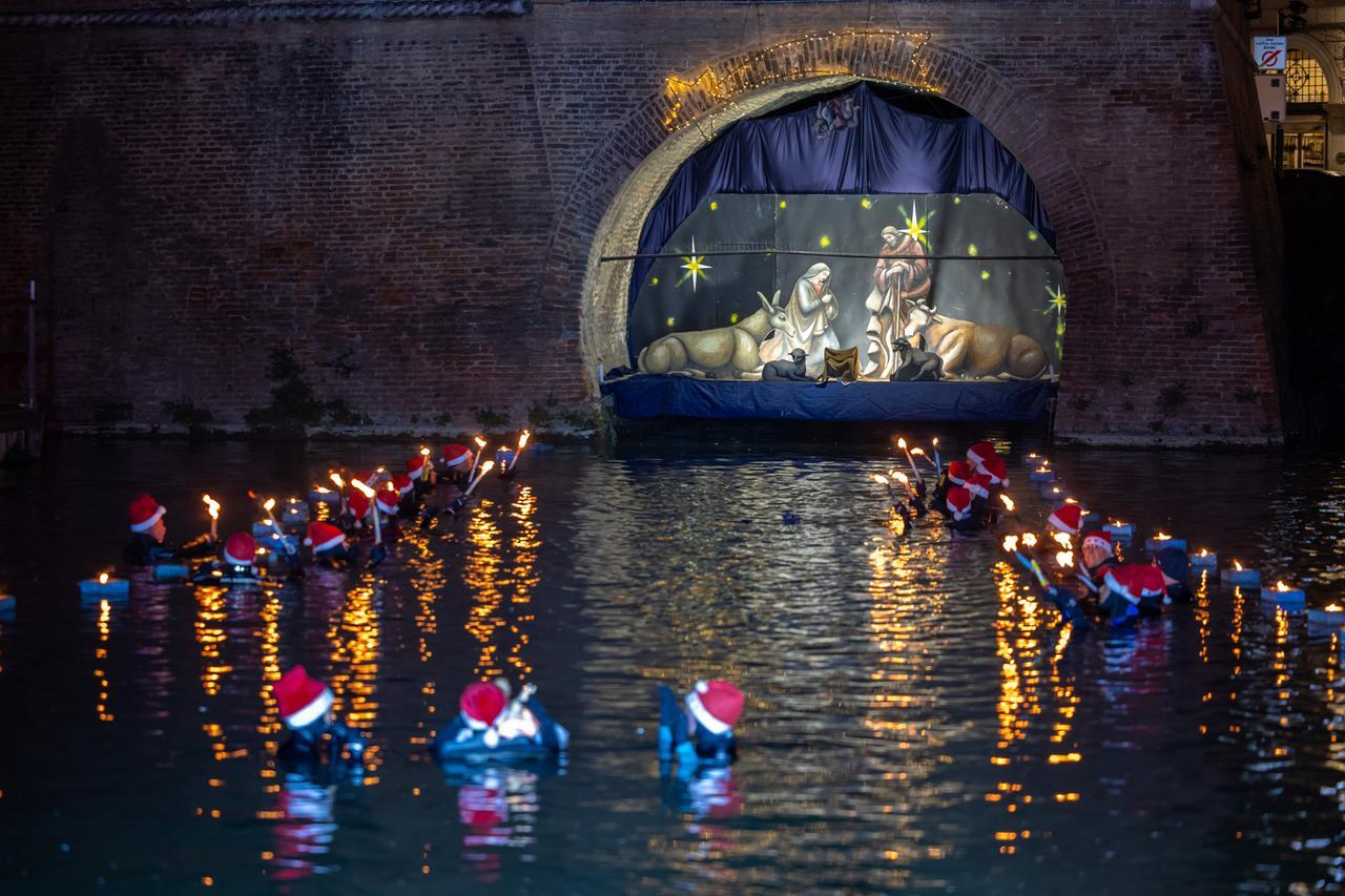 Presepe sull’acqua e fiaccolata nel fossato del Castello Estense, tutti i dettagli