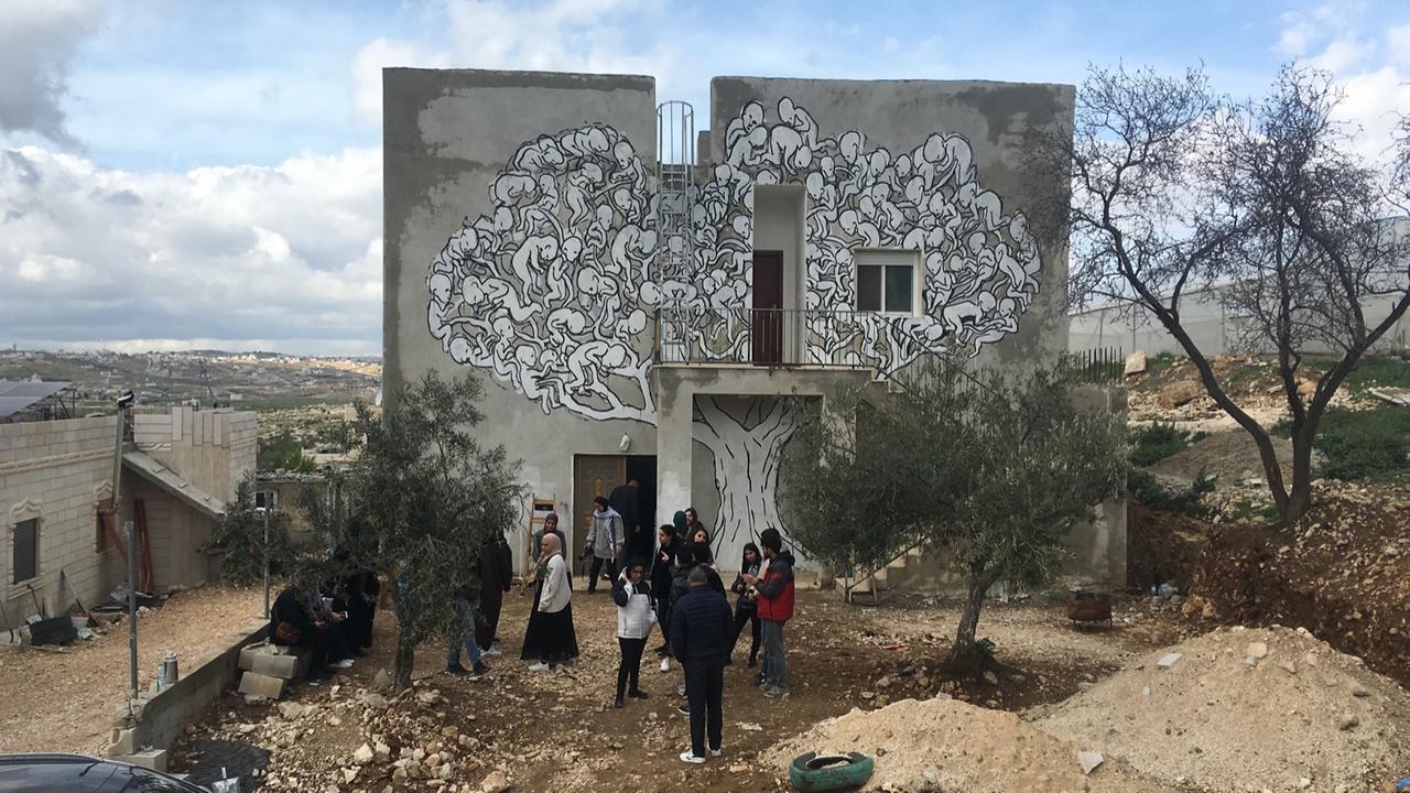 Cisgiordania: il murales reggiano del Collettivo Fx ferma le ruspe. La Guest House di At-Tuwani è salva
