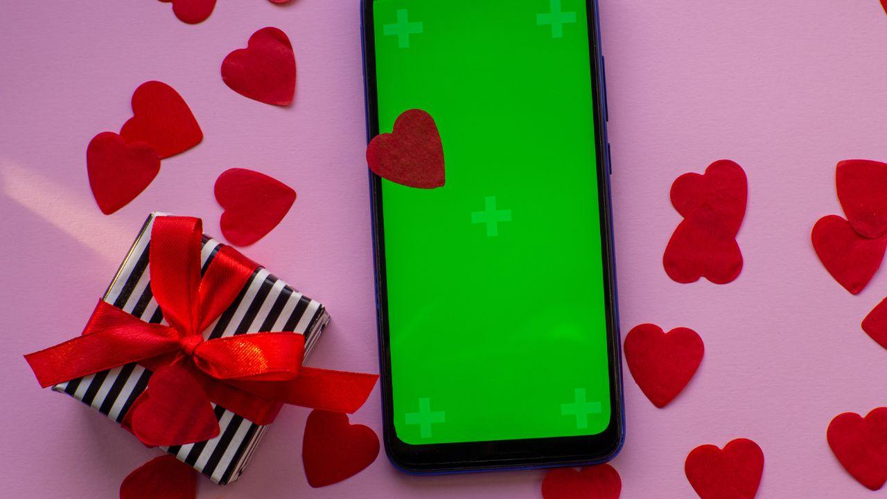 Amore e social network: la fine del romanticismo e la nascita di un nuovo linguaggio emotivo