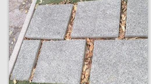 Le mattonelle su cui cadde la signora