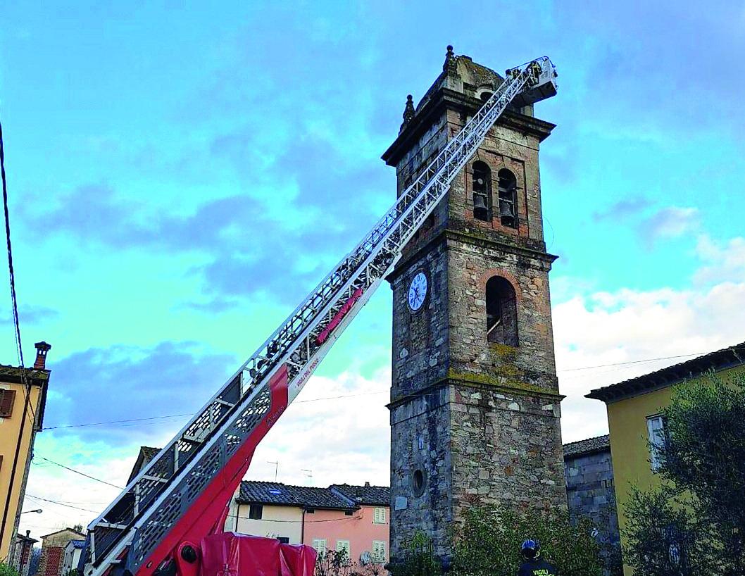 
	Il campanile di San Leonardo in Treponzio colpito da un fulmine il 17 novembre 2025

