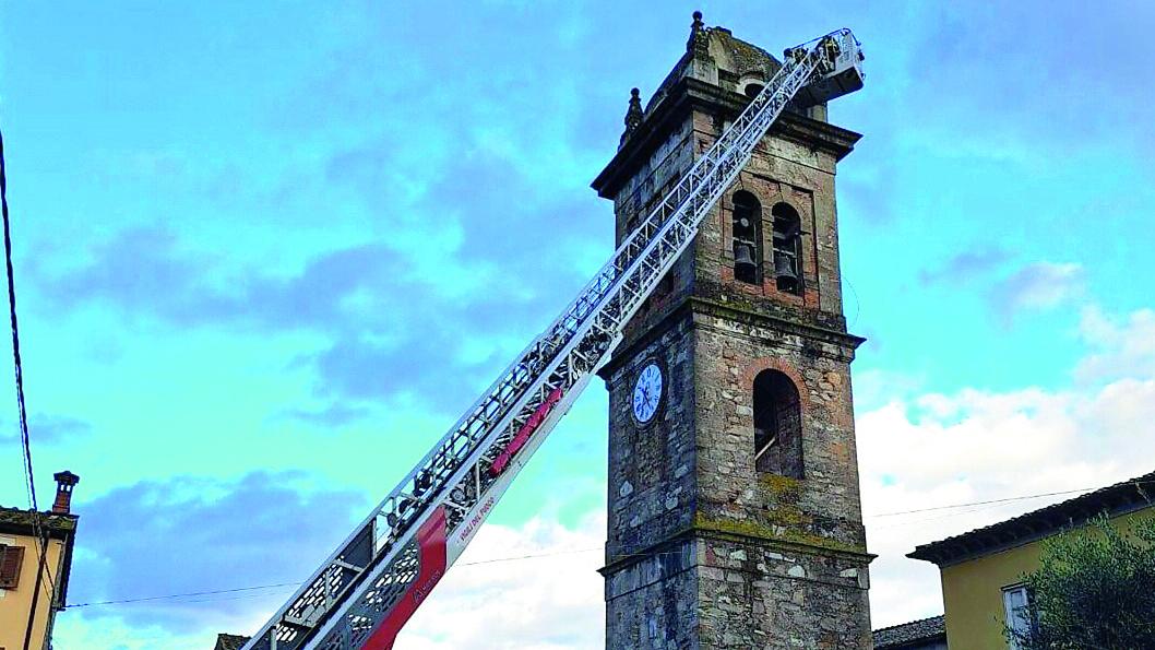 Il campanile di San Leonardo in Treponzio colpito da un fulmine il 17 novembre 2025