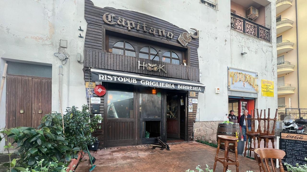 Sassari, attentato incendiario al pub Hook, il proprietario: «Mai ricevuto minacce» - VIDEO