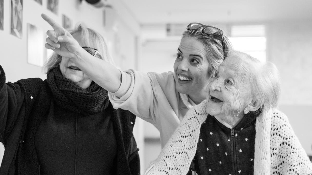 “Rugandosi”: alla Cra San Giuseppe una mostra dedicata alla memoria vivente degli anziani