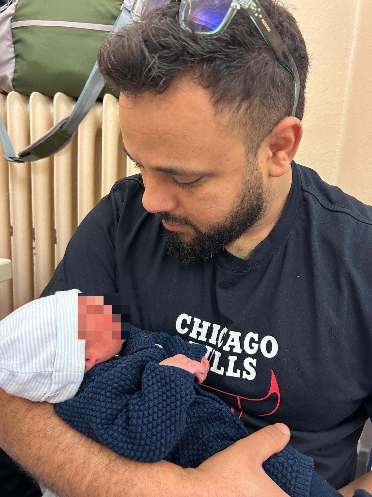 Omar ha fretta di venire al mondo: il papà assiste la moglie e lo fa nascere in casa guidato dal 112