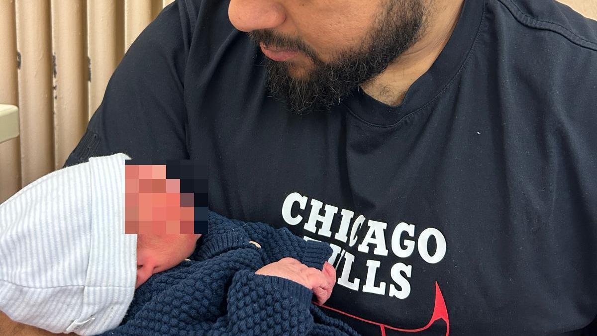 Omar ha fretta di venire al mondo: il papà assiste la moglie e lo fa nascere in casa guidato dal 112