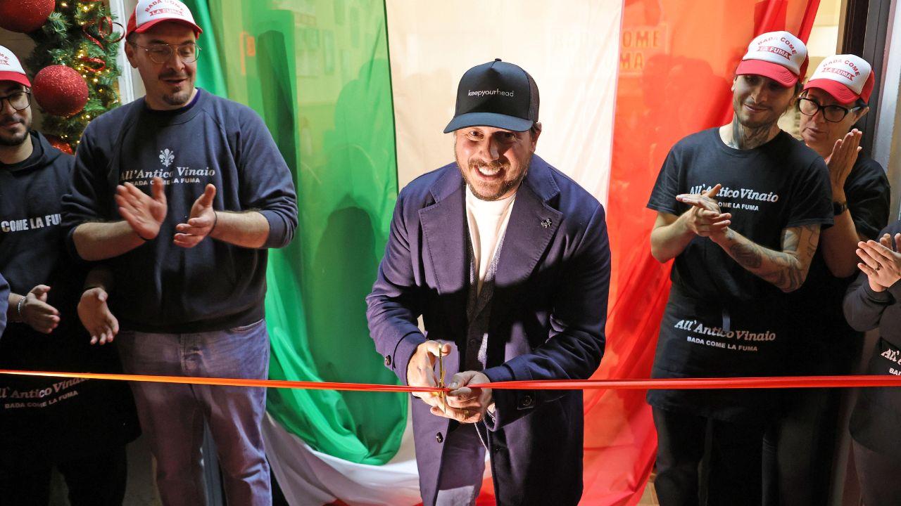 Tommaso Mazzanti apre a Pisa e cambia subito la schiacciata che fa arrabbiare Livorno: «Vi ho ascoltato» – E il video sparisce