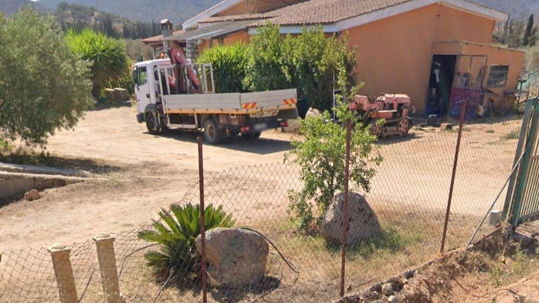 Muore schiacciato dal suo autocarro