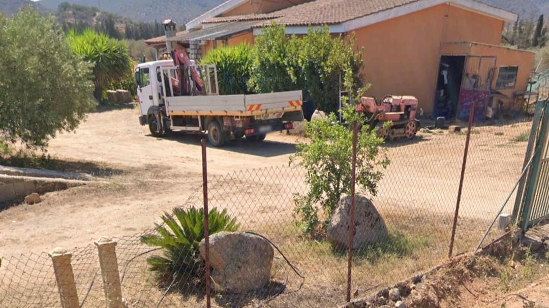 Muore schiacciato dal suo autocarro