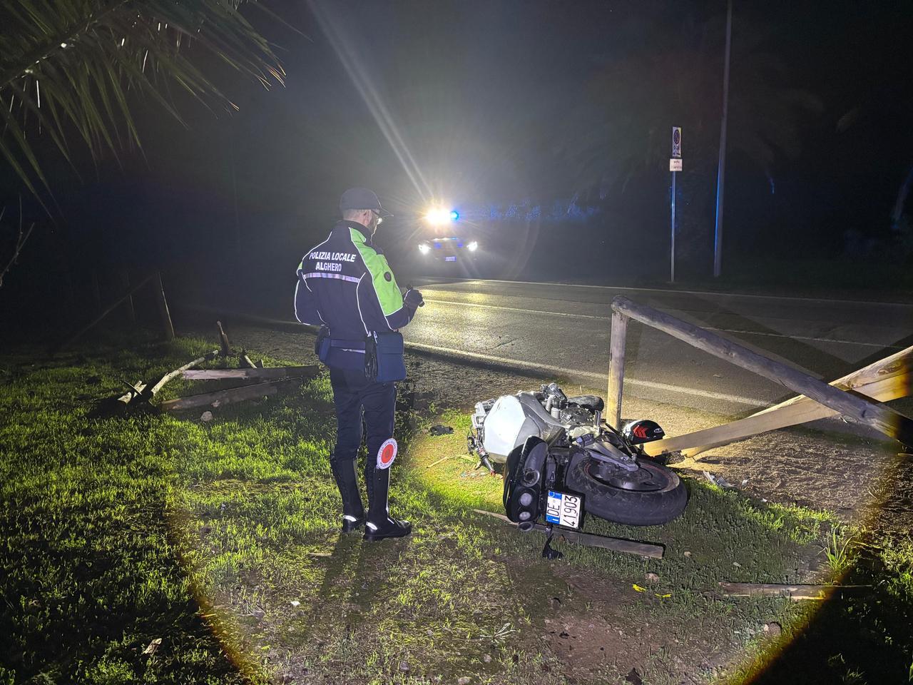 Evita lo scontro frontale con un’auto e finisce fuori strada: motociclista in ospedale
