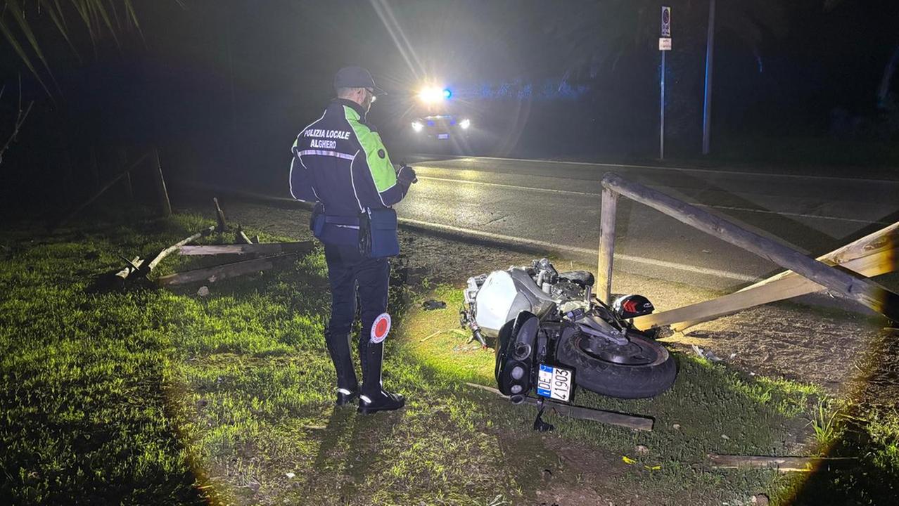 Evita lo scontro frontale con un’auto e finisce fuori strada: motociclista in ospedale