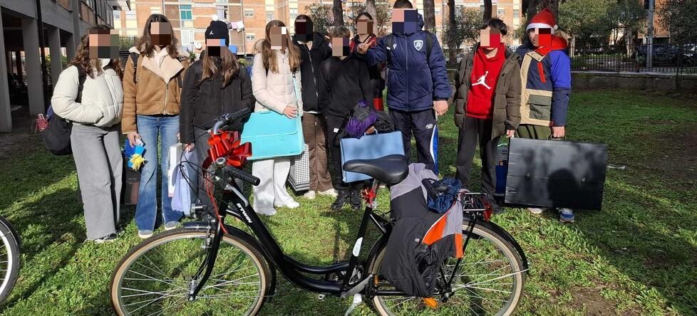 
	Foto di gruppo a scuola con gli studenti e la bicicletta ricomprata allo studente

