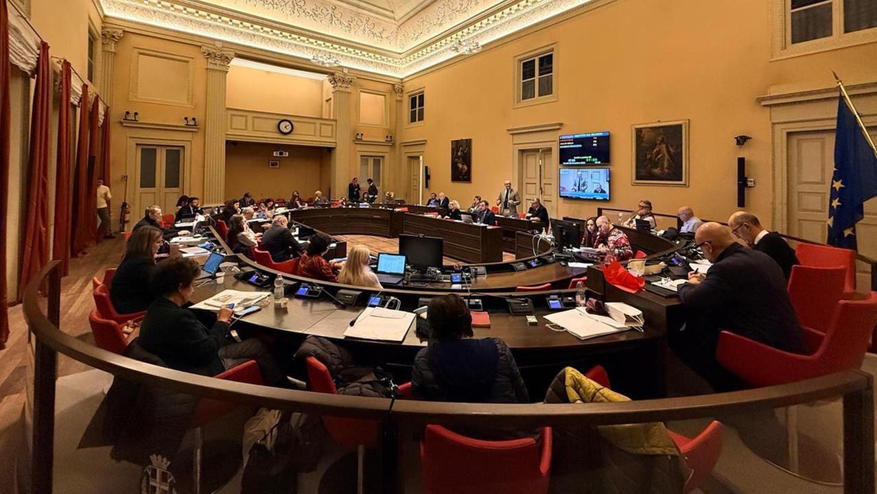 Il consiglio comunale durante l'approvazione del bilancio