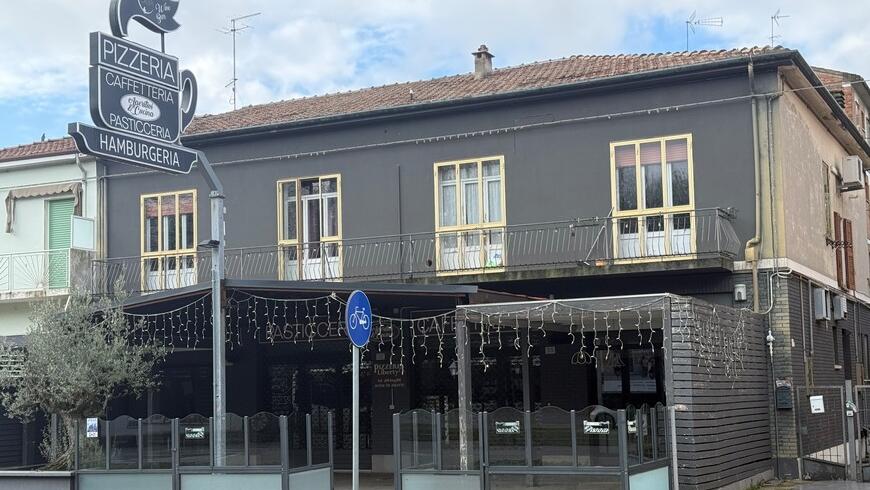 Luci spente da mesi al Caleffi di Ferrara: «Perché il bar non riapre?»