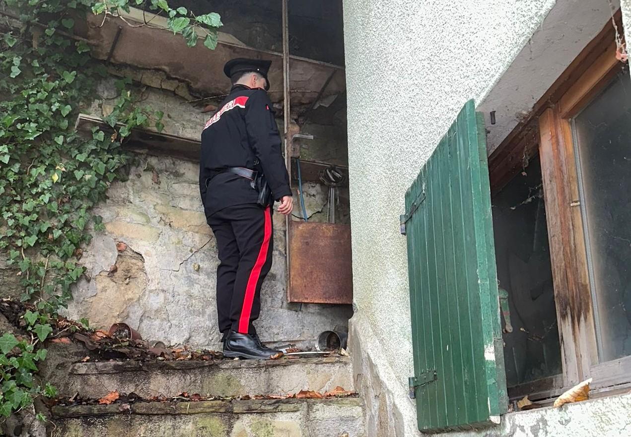 Appiccava roghi a cassonetti e case vuote: fermata una donna di 67 anni a Toano