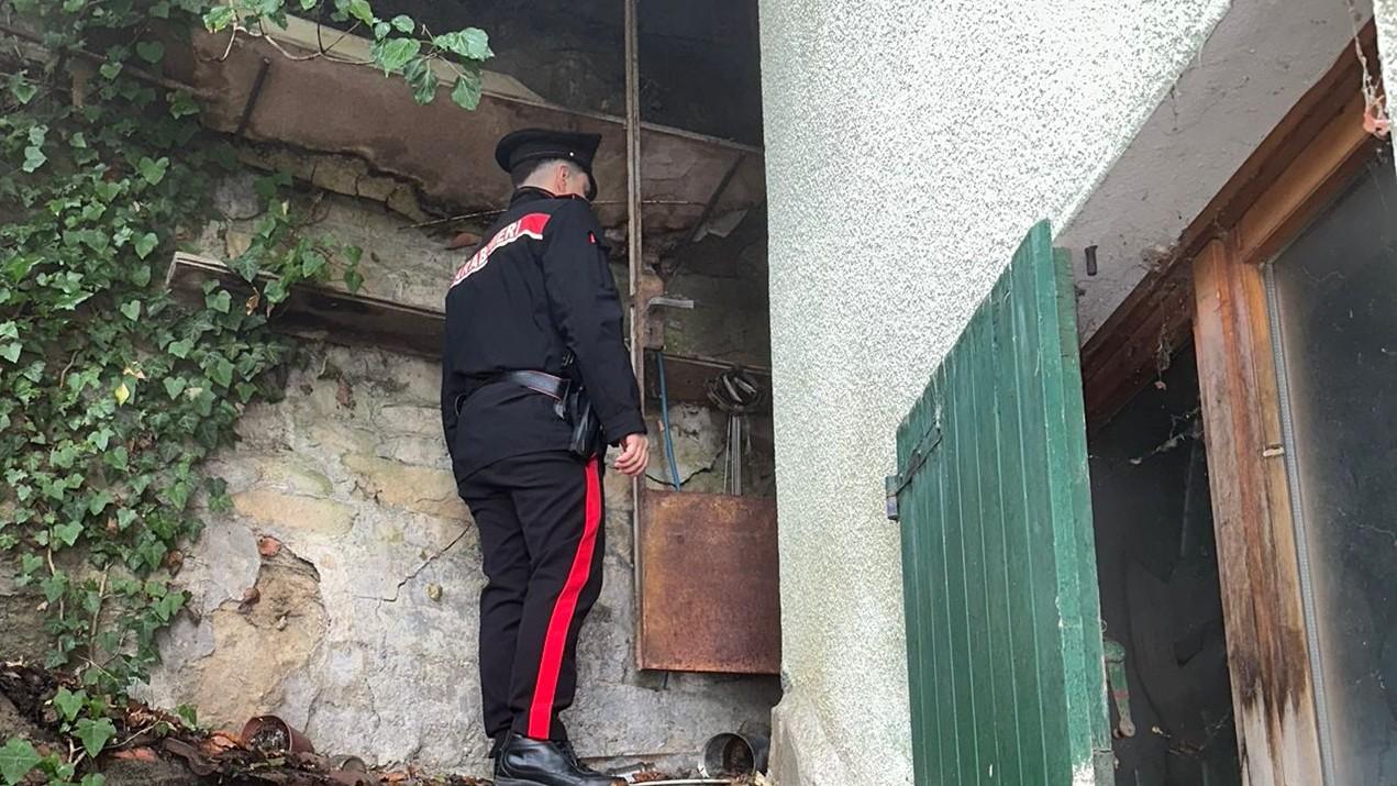 Appiccava roghi a cassonetti e case vuote: fermata una donna di 67 anni a Toano