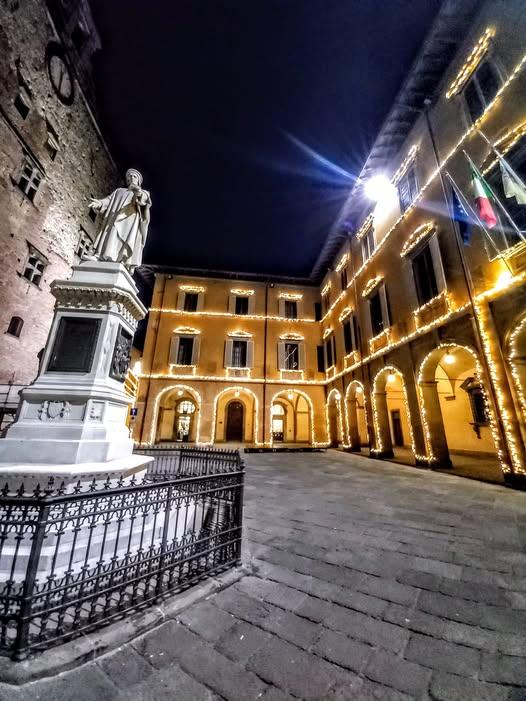 Prato, esagitato pretende di entrare in Comune di notte: fermato dalla Municipale