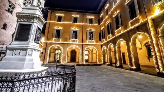 Prato, esagitato pretende di entrare in Comune di notte: fermato dalla Municipale